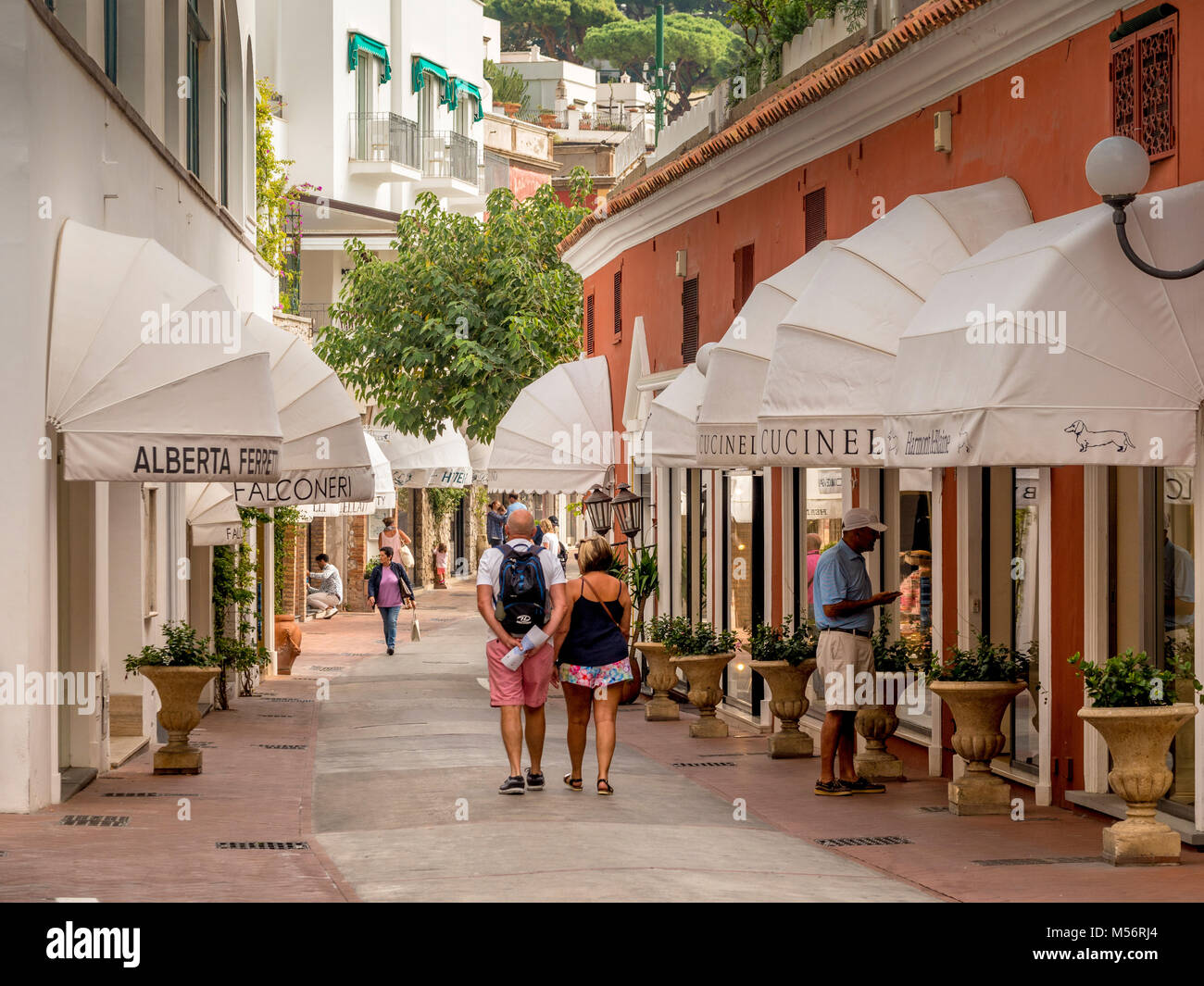 I turisti in tipico shopping street , Capri, Italia. Foto Stock