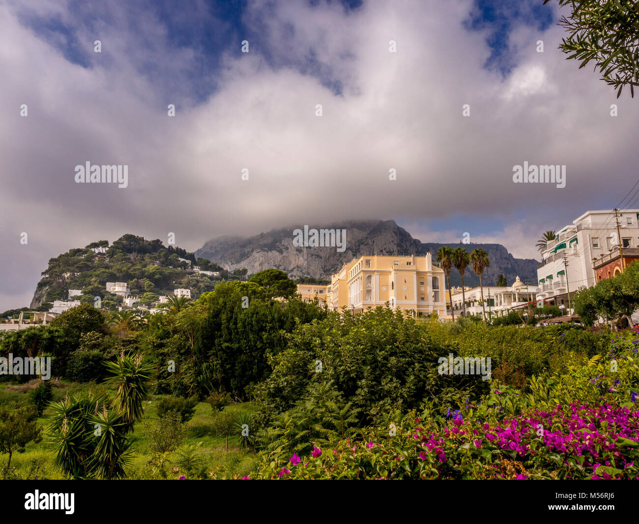 L'isola di Capri, Italia, con il Monte Solaro in distanza. Foto Stock