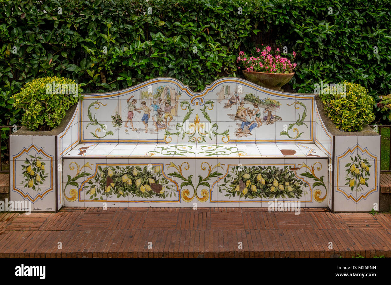 Pubblico piastrellato sedile unico, Anacapri, Capri, Italia. Foto Stock