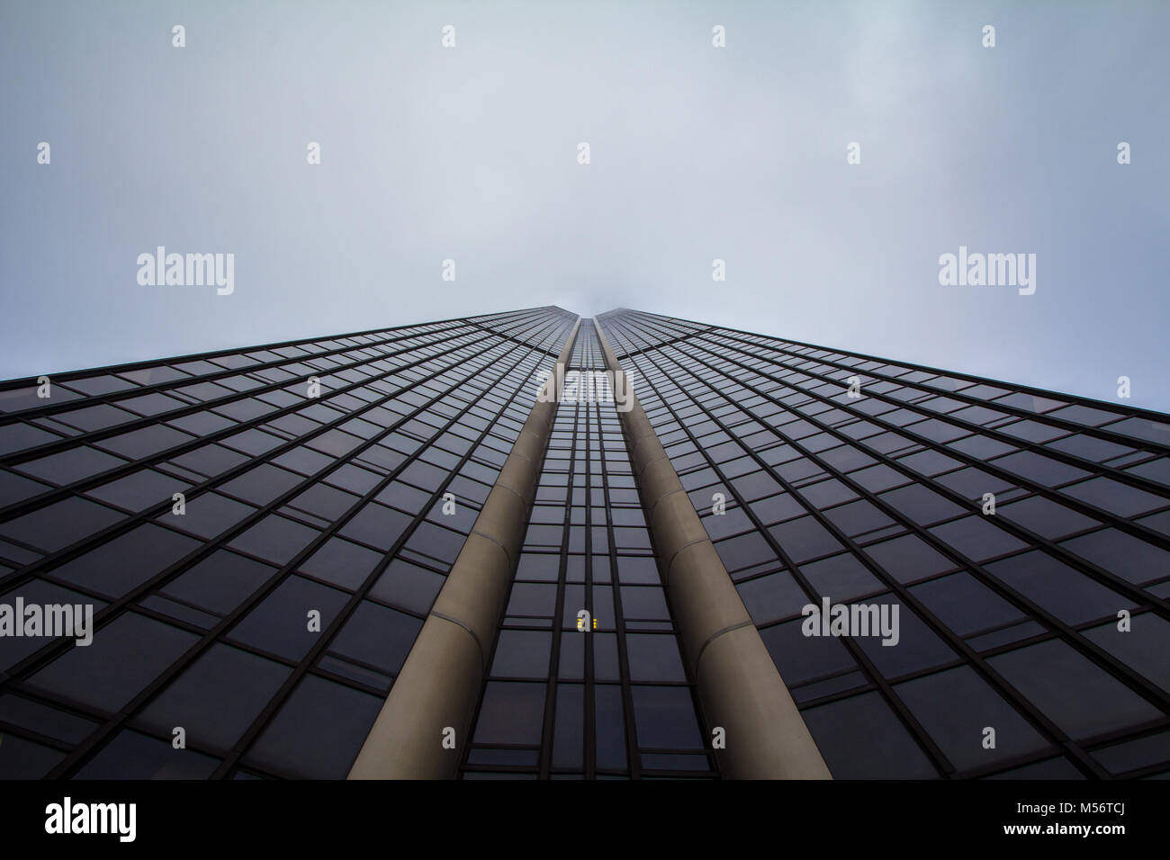 Parigi, Francia - 19 dicembre 2017: Torre di Montparnasse (Tour Montparnasse) presa dal basso nel corso di un pomeriggio nuvoloso. Costruito negli anni settanta, è il t Foto Stock