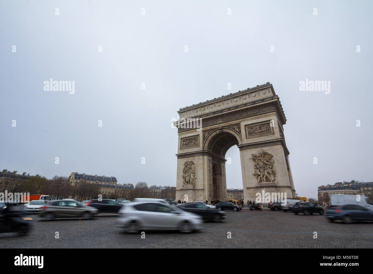 Parigi, Francia - 19 dicembre 2017: Arc de Triomphe (Arco di Trionfo) sulla place de l'Etoile con un ingorgo di auto di fronte. La piazza e l'arco ar Foto Stock