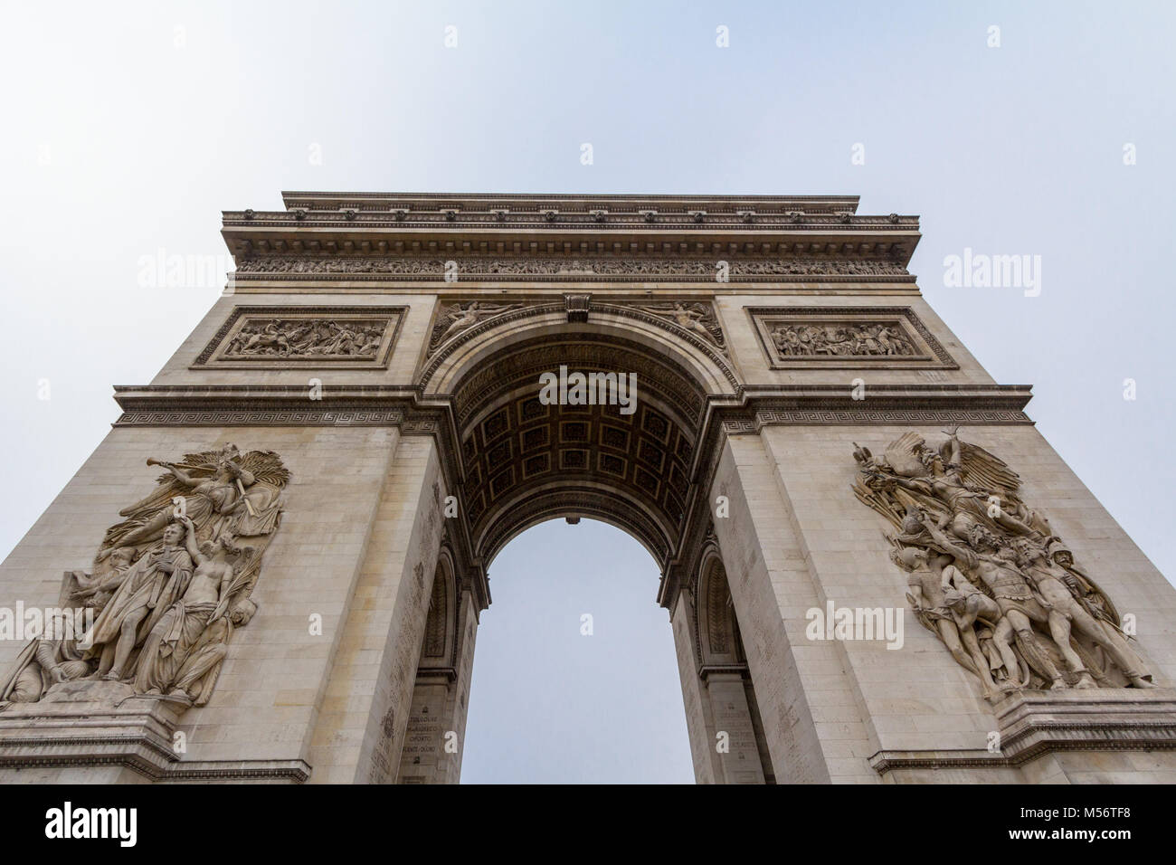 Arc de Triomphe (Arco di Trionfo, o arco trionfale) sulla place de l'Etoile a Parigi, presa dal basso. Si tratta di uno dei più famosi monumenti di Parigi, st Foto Stock