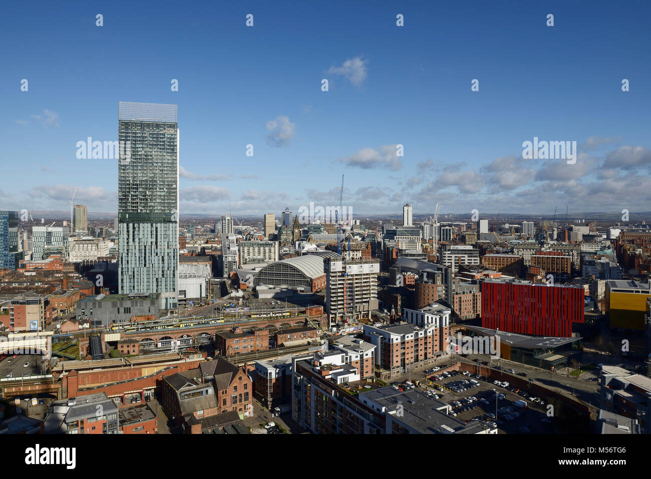 Il centro città di Manchester skyline di sunshine compresi Beetham Tower, Manchester Central e Home Foto Stock