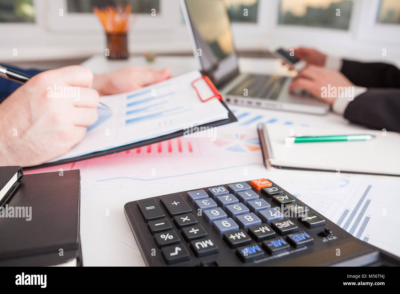 Lavoro di squadra processo. La strategia di marketing di brainstorming. Foto Stock