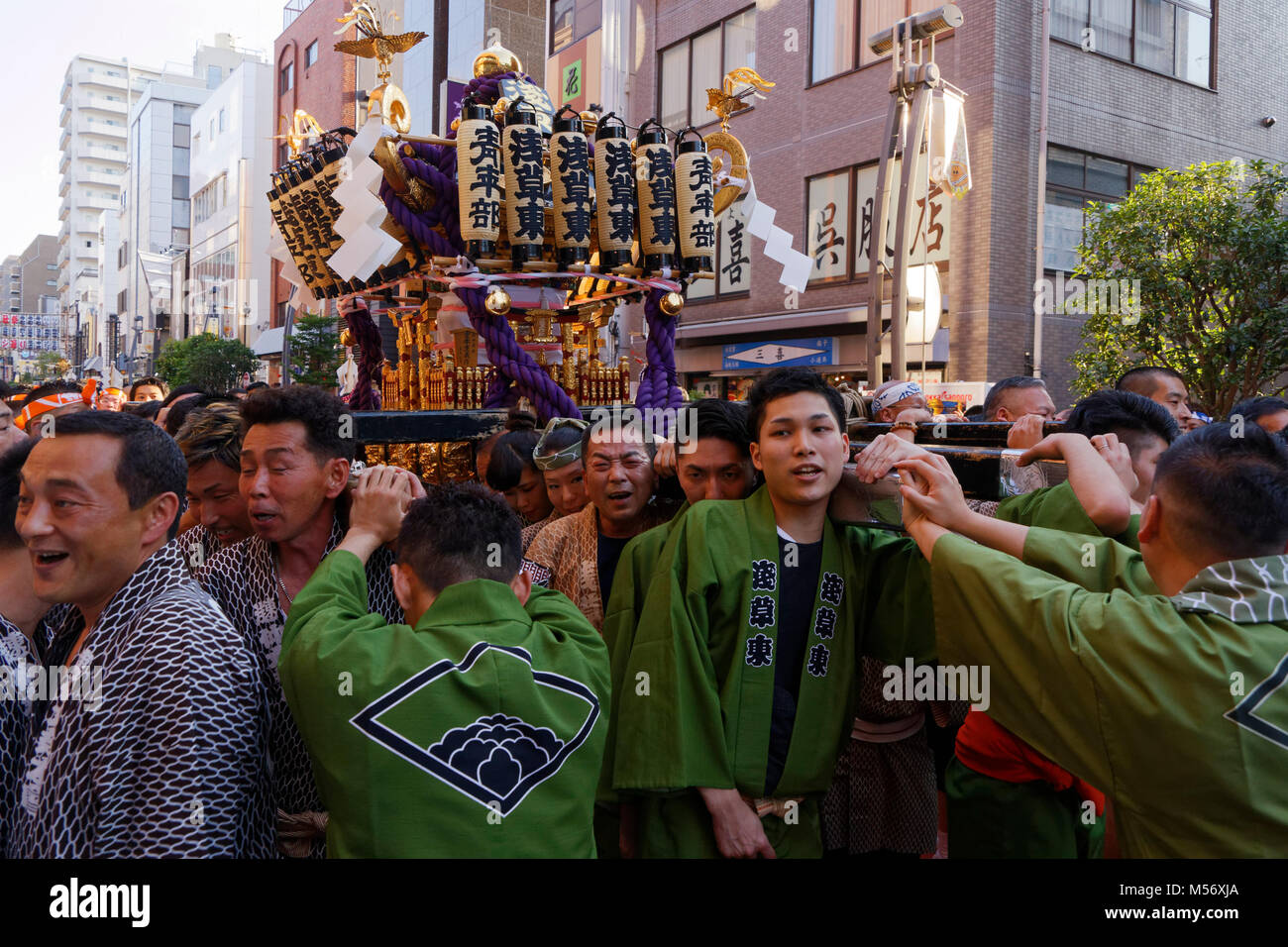 Il Sanja Matsuri festival nel quartiere di Asakusa ha luogo ogni terzo fine settimana di maggio con il suo corteo di altari sacri, il mikoshi. Foto Stock