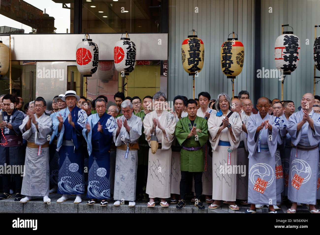 Il Sanja Matsuri festival nel quartiere di Asakusa ha luogo ogni terzo fine settimana di maggio con il suo corteo di altari sacri, il mikoshi. Foto Stock