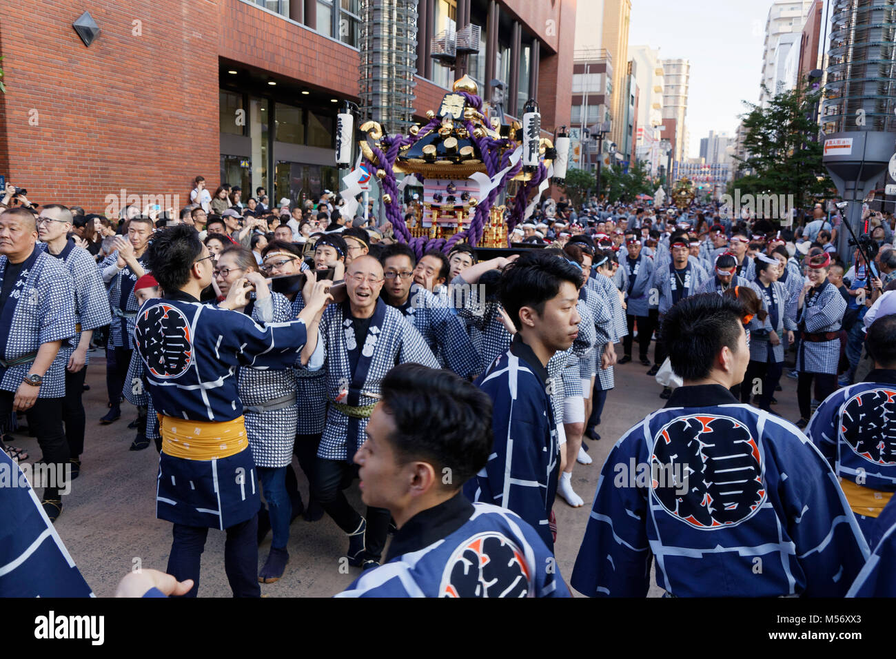 Il Sanja Matsuri festival nel quartiere di Asakusa ha luogo ogni terzo fine settimana di maggio con il suo corteo di altari sacri, il mikoshi. Foto Stock