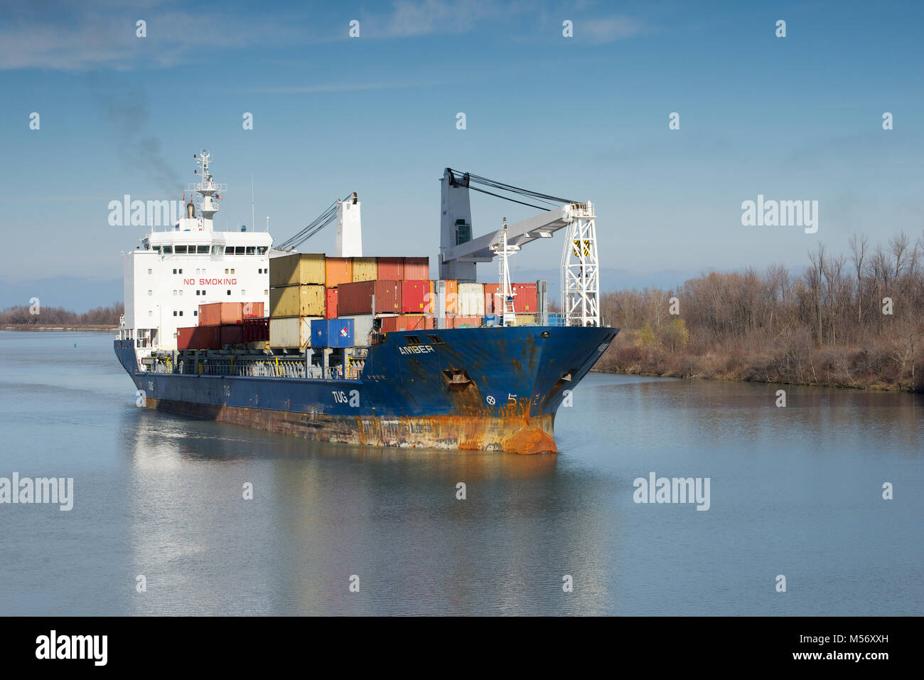 La nave portacontainer Ambra passando attraverso il Welland Canal Foto Stock