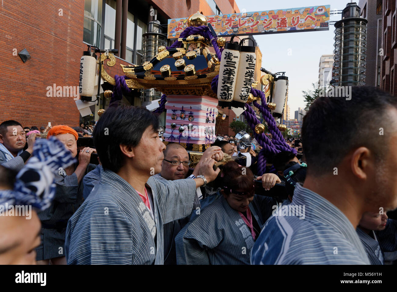 Il Sanja Matsuri festival nel quartiere di Asakusa ha luogo ogni terzo fine settimana di maggio con il suo corteo di altari sacri, il mikoshi. Foto Stock