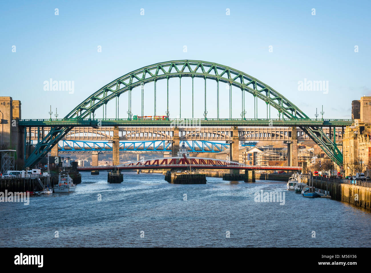 Newcastle upon Tyne, vista di cinque ponti che attraversano il fiume Tyne nel centro di Newcastle, Tyne and Wear, England, Regno Unito Foto Stock