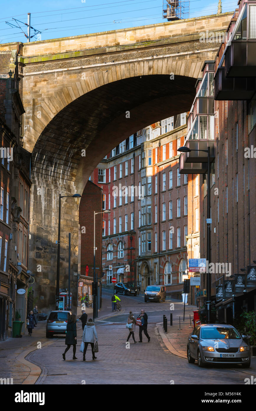 Newcastle upon Tyne Regno Unito, vista del ponte ferroviario e edifici della città vecchia banchina area di lato in Newcastle, Tyne and Wear, England, Regno Unito Foto Stock