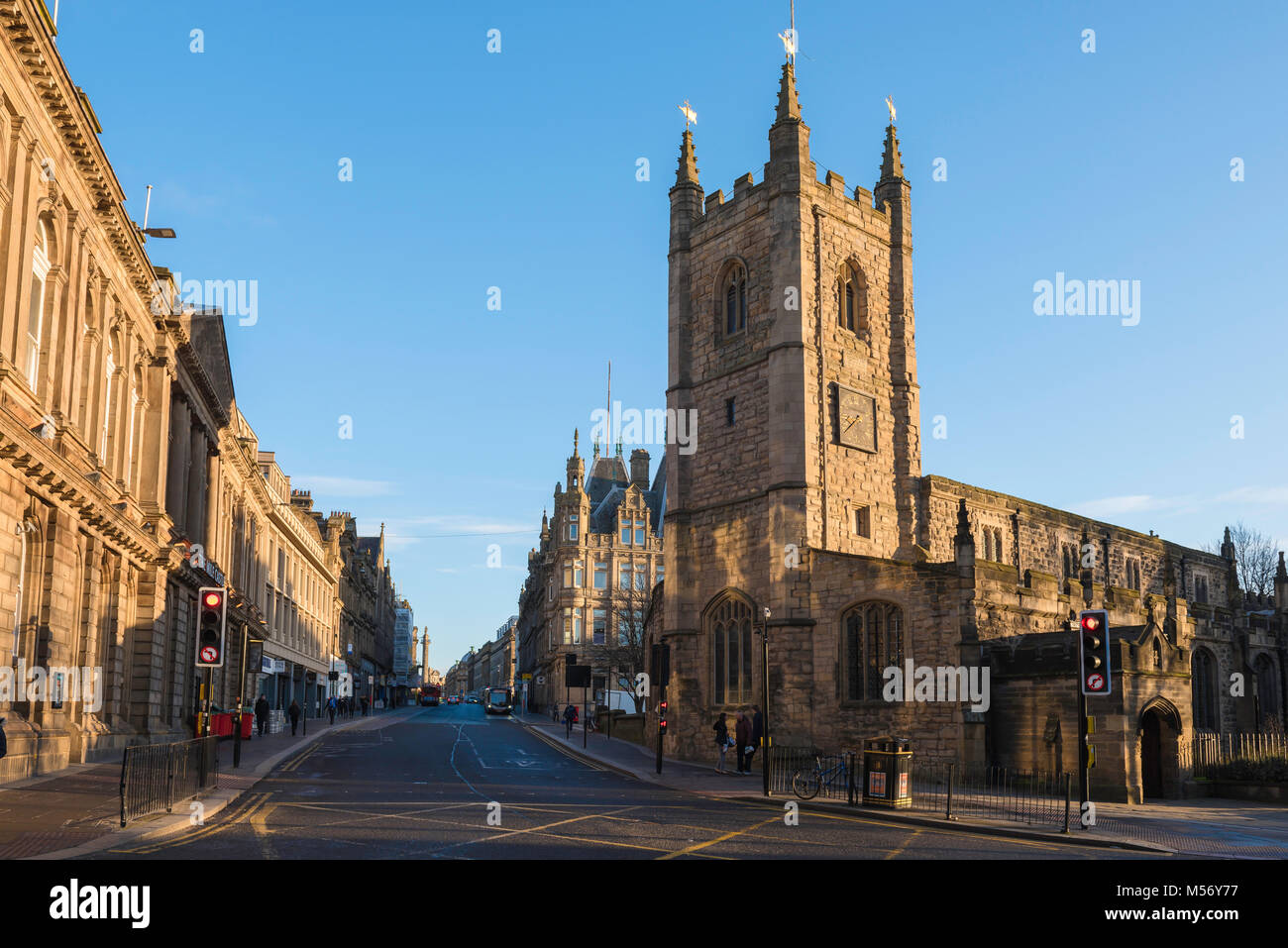 Newcastle upon Tyne, vista lungo Grainger Street con San Giovanni Battista la Chiesa sulla destra e Grey's Monument in distanza, Tyne and Wear, Regno Unito Foto Stock