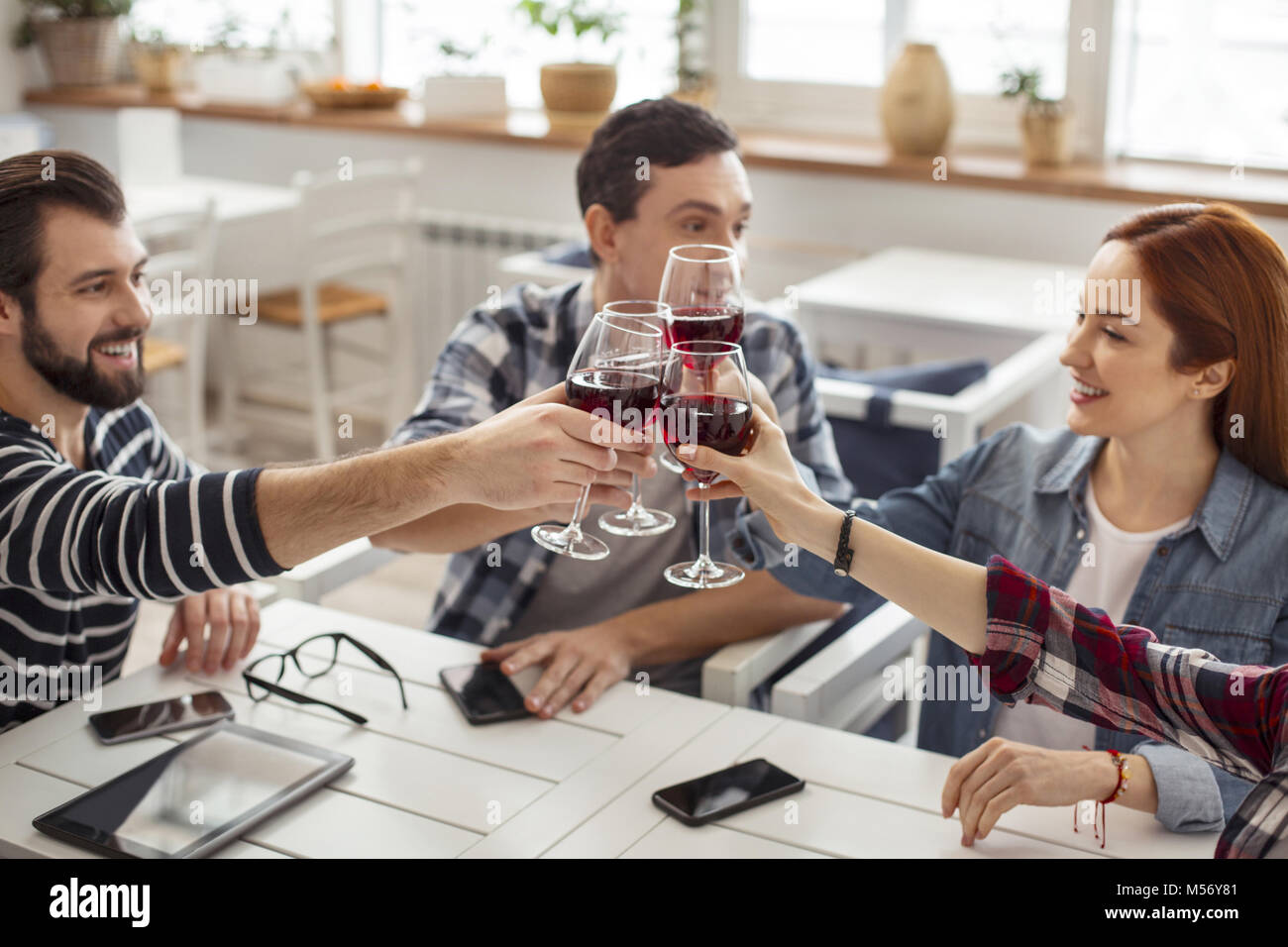 Avvisare gli amici di trascorrere del tempo insieme Foto Stock