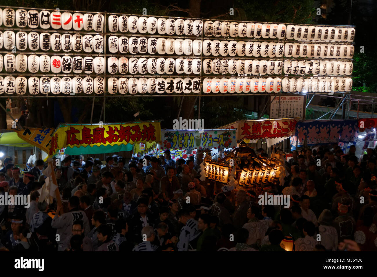 Il Sanja Matsuri festival nel quartiere di Asakusa ha luogo ogni terzo fine settimana di maggio con il suo corteo di altari sacri, il mikoshi. Foto Stock