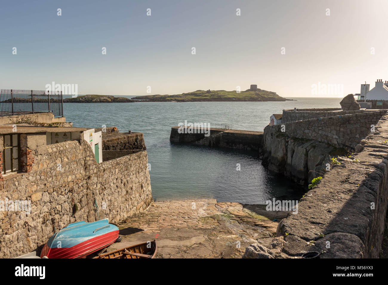Coliemore Harbour si trova a Dalkey (a sud di Dublino). Inoltre, nel Medioevo, Coliemore era il principale porto per la città di Dublino. Foto Stock