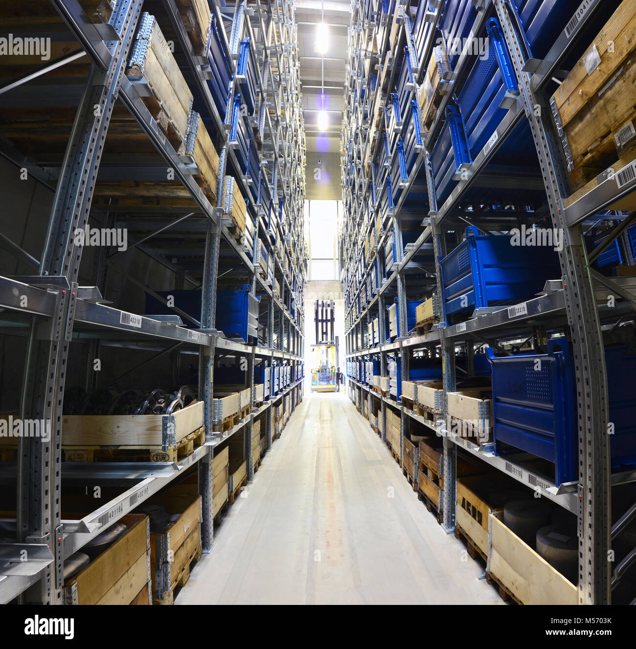Alta bay rack in un magazzino - logistica e industria di spedizione Foto Stock