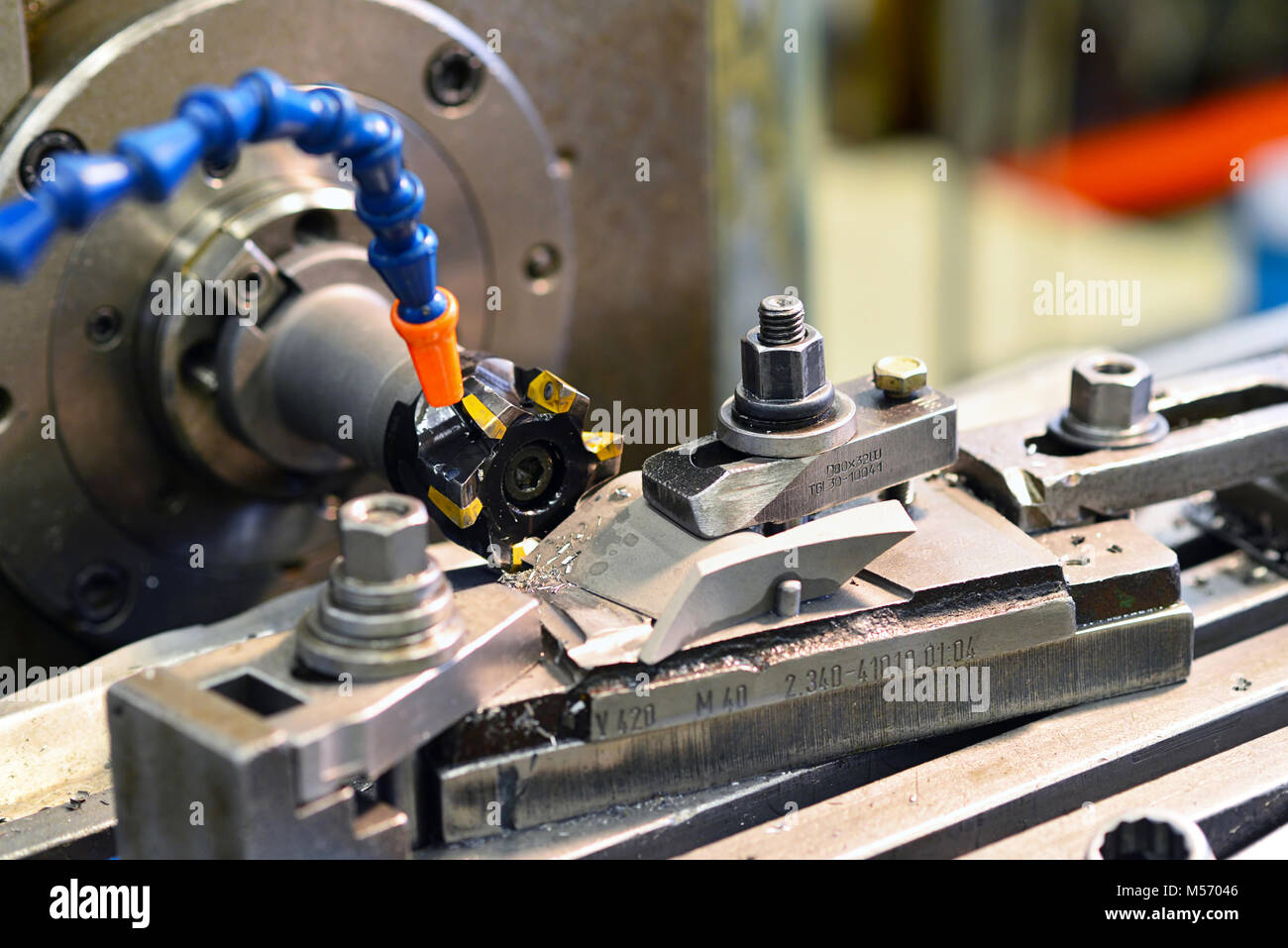 Macchina CNC lavorazione di metallo del pezzo da lavorare in una società industriale per la progettazione meccanica Foto Stock