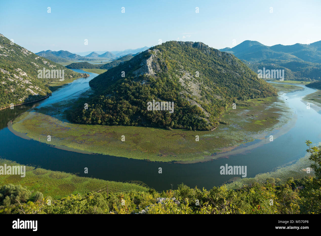 Ansa del fiume vista del Rijeka Crnojevica fiume nel lago di Skadar National Park, Montenegro, Europa Foto Stock