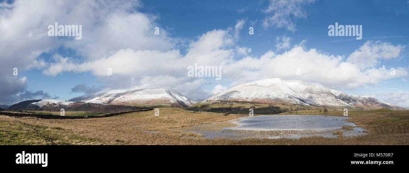 Il Lake District, Cumbria, in inverno con neve sulle cime. Una vista panoramica di Tewet Tarn, Near Keswick, con Blencathra e Lonscale è sceso al di là Foto Stock