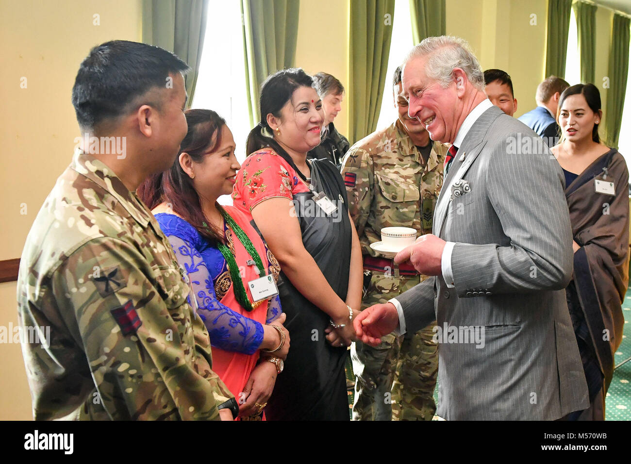 Il Principe di Galles incontra ARRC Gurkhas e le loro famiglie durante una visita alla sede dell'Unità alleate di reazione rapida presso la Caserma Imjin, Innsworth, nel Gloucestershire. Foto Stock