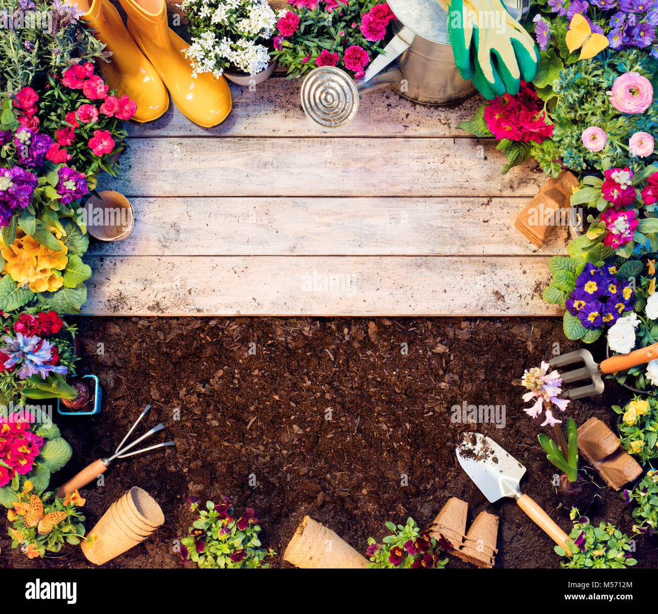 Telaio di giardinaggio - Strumenti e vasi da fiori sul tavolo di legno e sporcizia Foto Stock