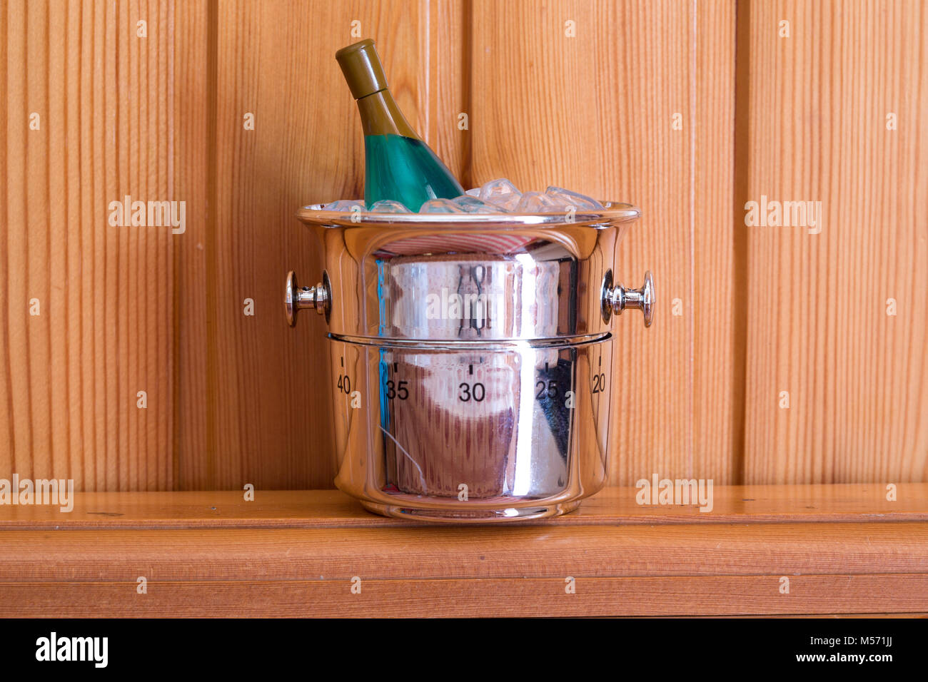 Timer da cucina conformato come una bottiglia di champagne e la benna su un sfondo di legno Foto Stock
