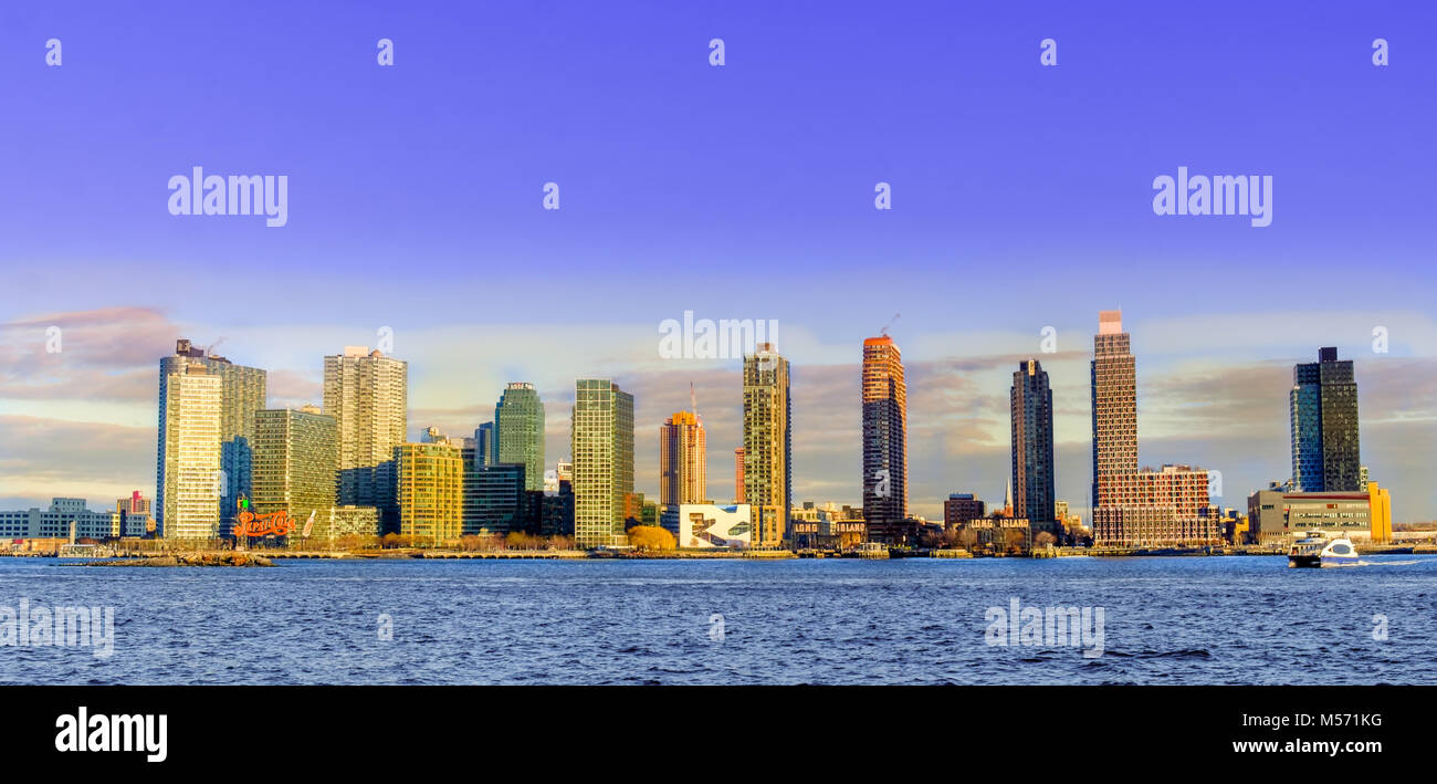La città di New York, New York, Stati Uniti d'America, Jan 2018, panorama della città di Long Island (Queens) dall'East River Foto Stock