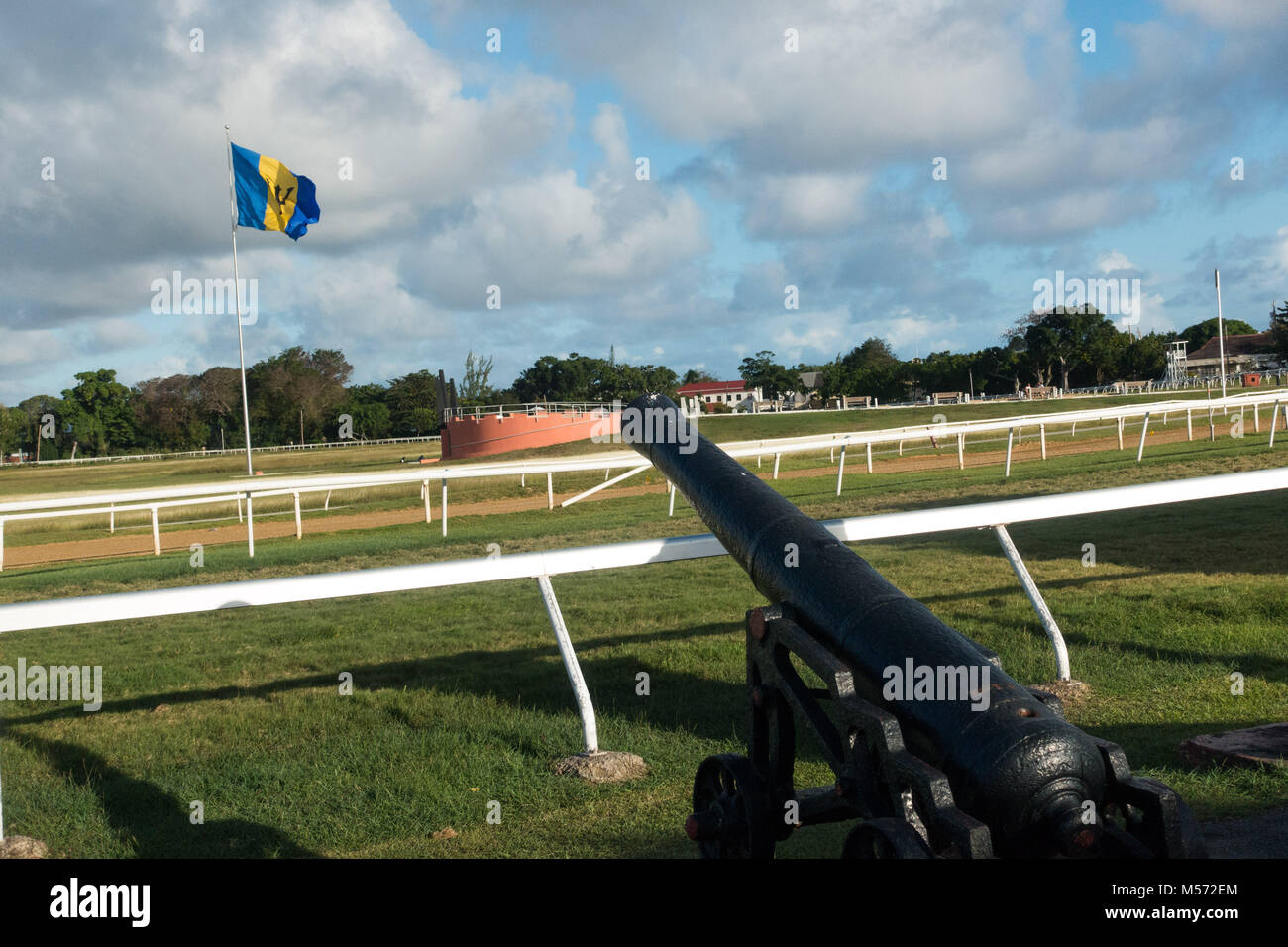 Racecourse a Garrison Savannah, Bridgetown, Barbados, con il cannone e bandiera delle Barbados Foto Stock