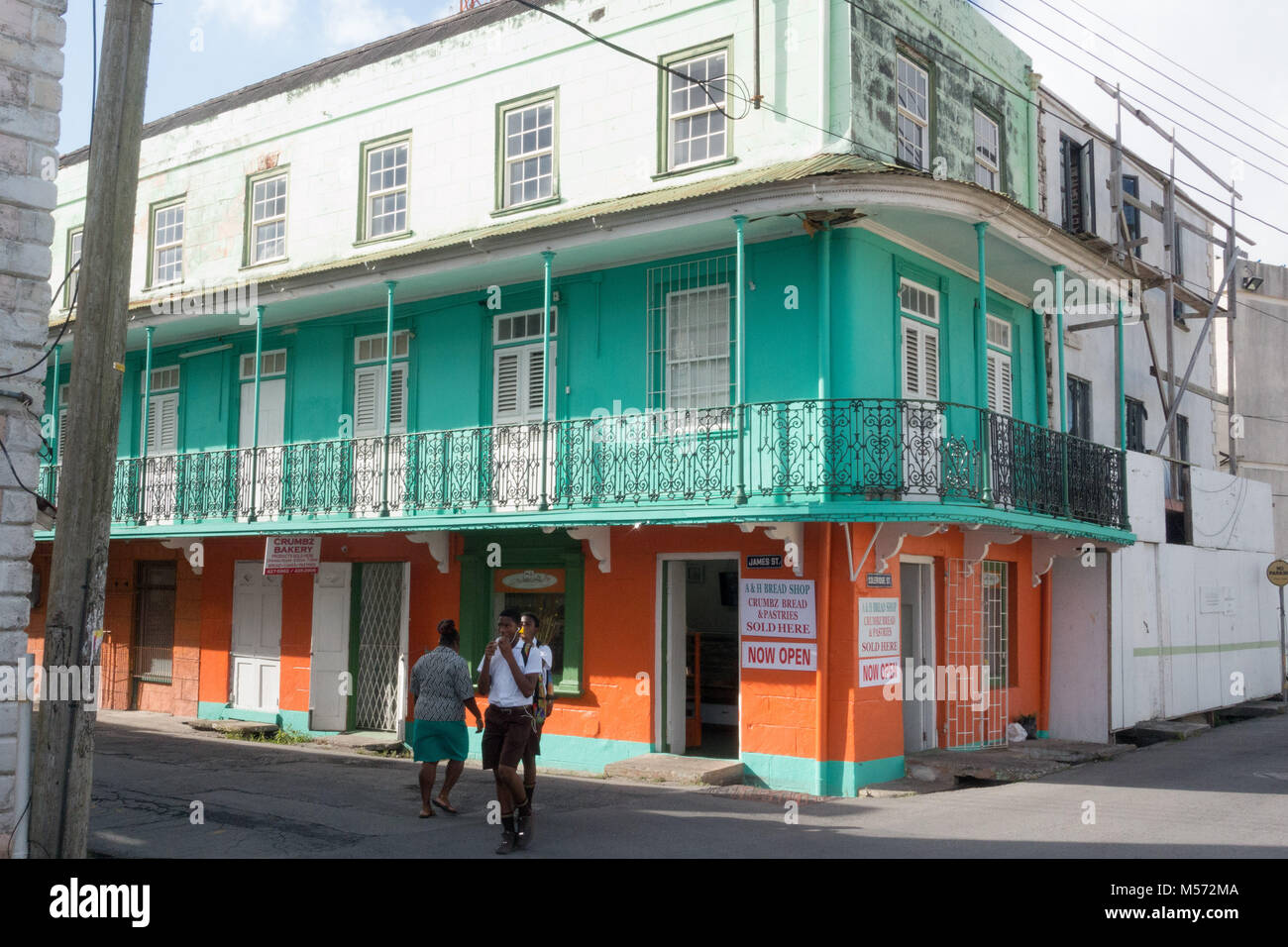 Edificio colorato nella zona del porto di Bridgetown, Barbados Foto Stock