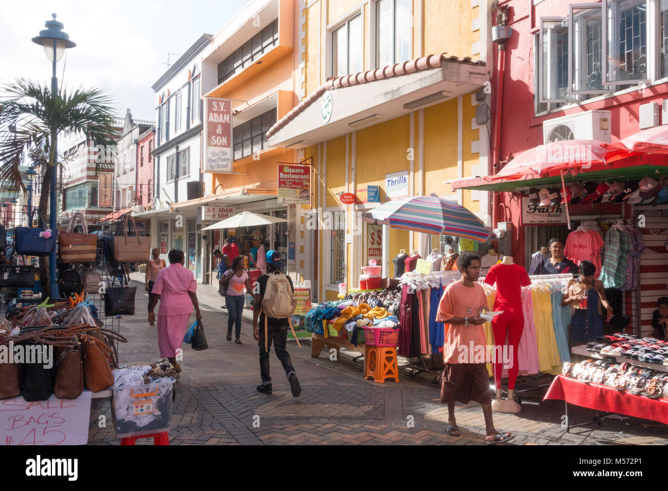 Le bancarelle del mercato in una strada a Bridgetown, Barbados Foto Stock