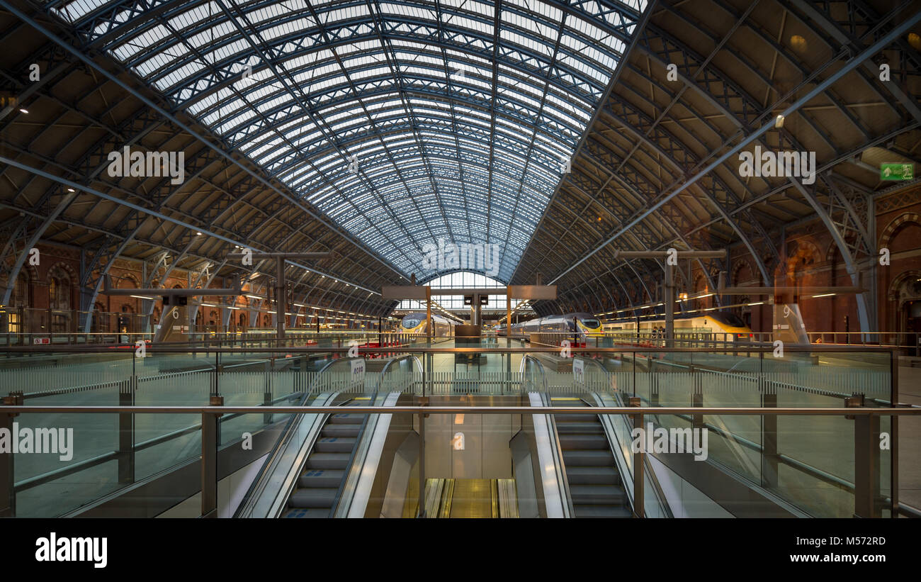 La stazione di St Pancras interno soffitto a cupola: Londra, Regno Unito Foto Stock
