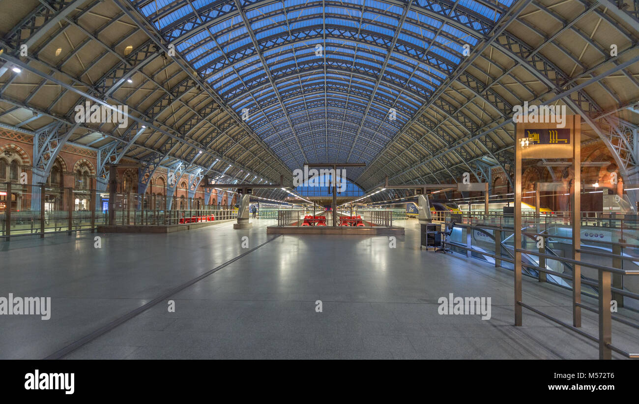 La stazione di St Pancras interno soffitto a cupola: Londra, Regno Unito Foto Stock