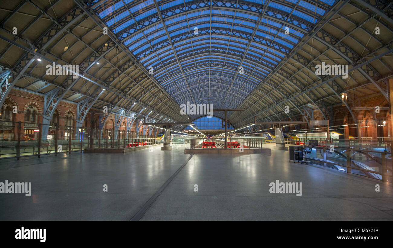 La stazione di St Pancras interno soffitto a cupola: Londra, Regno Unito Foto Stock
