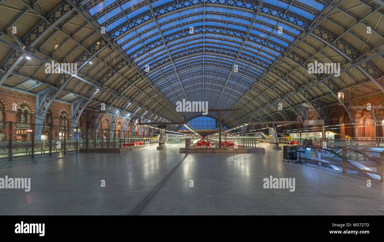 La stazione di St Pancras interno soffitto a cupola: Londra, Regno Unito Foto Stock