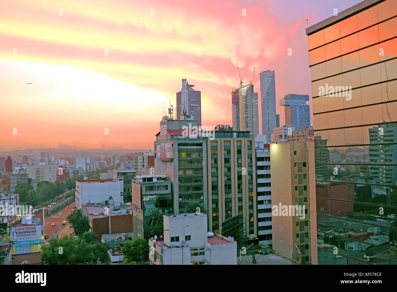 Tramonto dalla Zona Rosa quartiere di Città del Messico, Messico Foto Stock