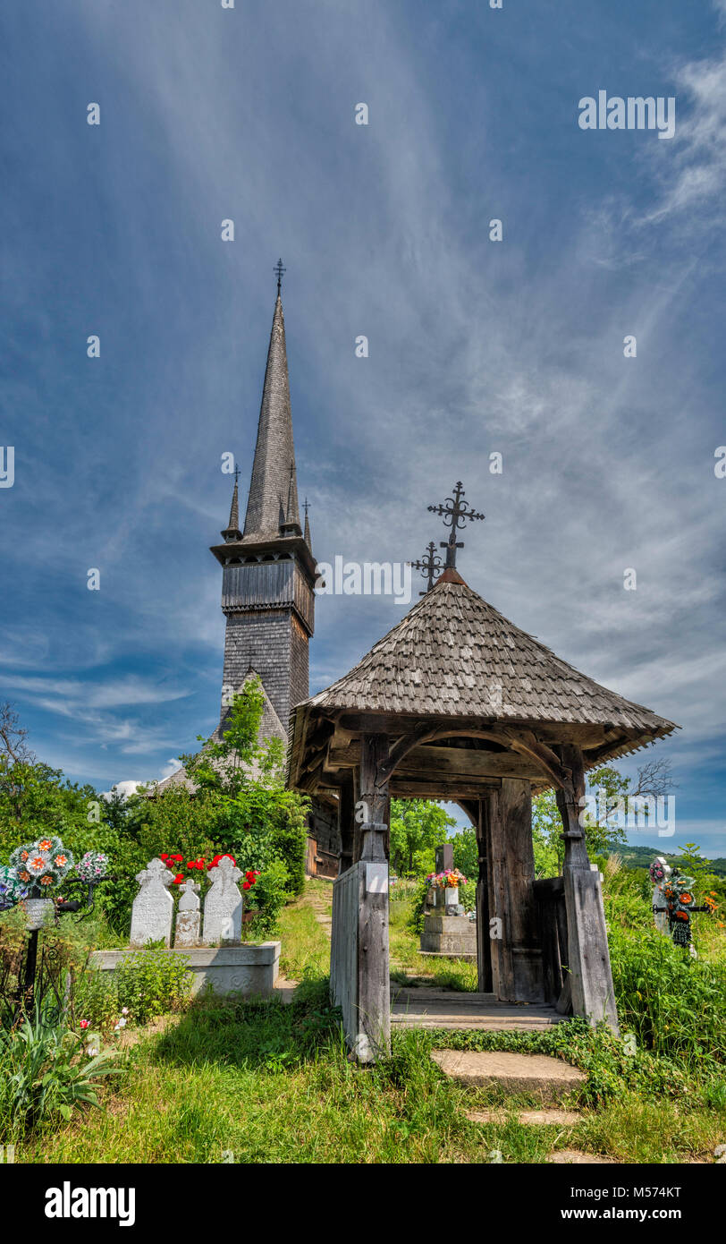 Cancello per il cimitero e la chiesa dei Santi Arcangeli Michele e Gabriele, legno Chiesa Ortodossa Romena, 1798, villaggio Plopis, regione Maramures, Romania Foto Stock