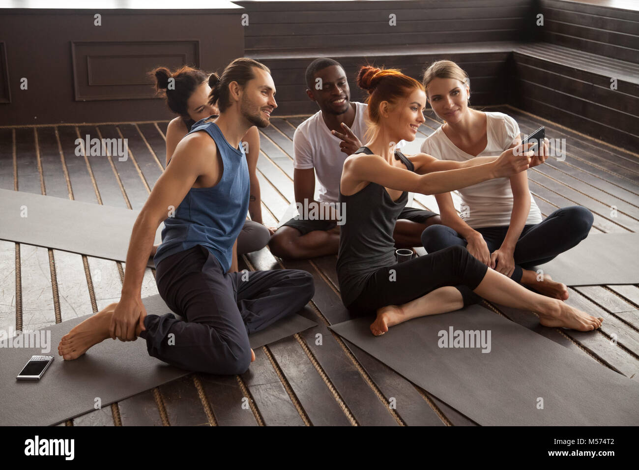 Sorridente multirazziale facendo le persone selfie sullo smartphone a yoga t Foto Stock