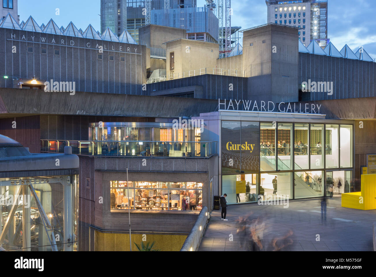 La Hayward Gallery di notte, il South Bank di Londra, Regno Unito Foto Stock