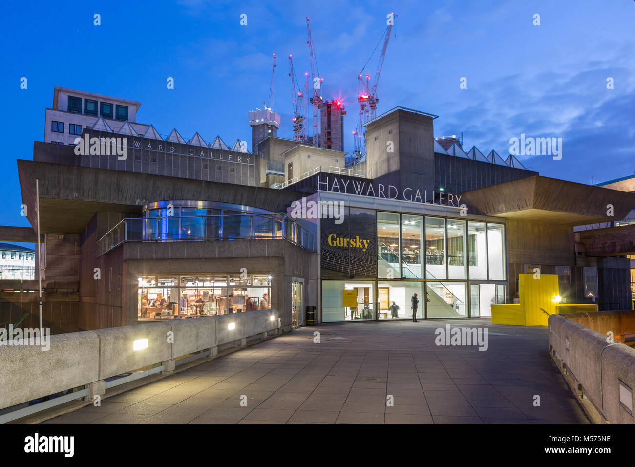 La Hayward Gallery di notte, il South Bank di Londra, Regno Unito Foto Stock