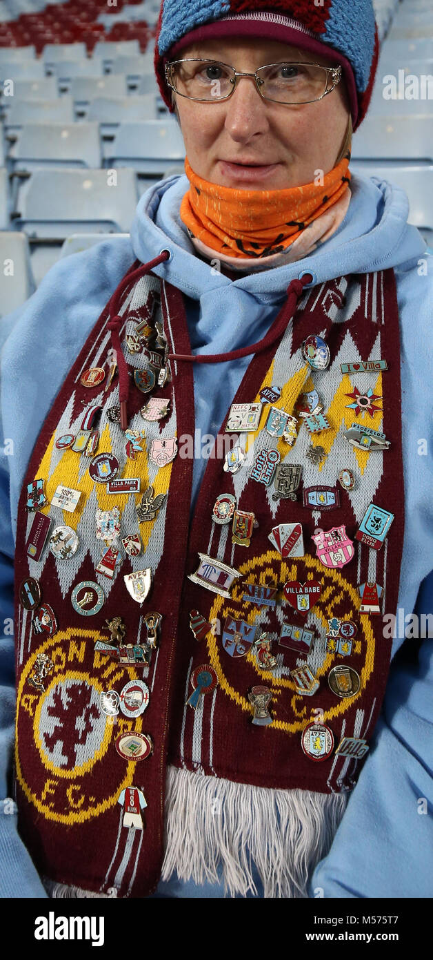Aston Villa sostenitore con pin badge nel suo sciarpa prima il cielo di  scommessa match del campionato a Villa Park, Birmingham Foto stock - Alamy