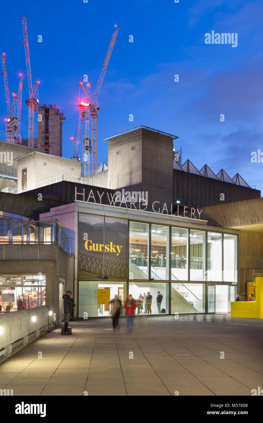 La Hayward Gallery di notte, il South Bank di Londra, Regno Unito Foto Stock