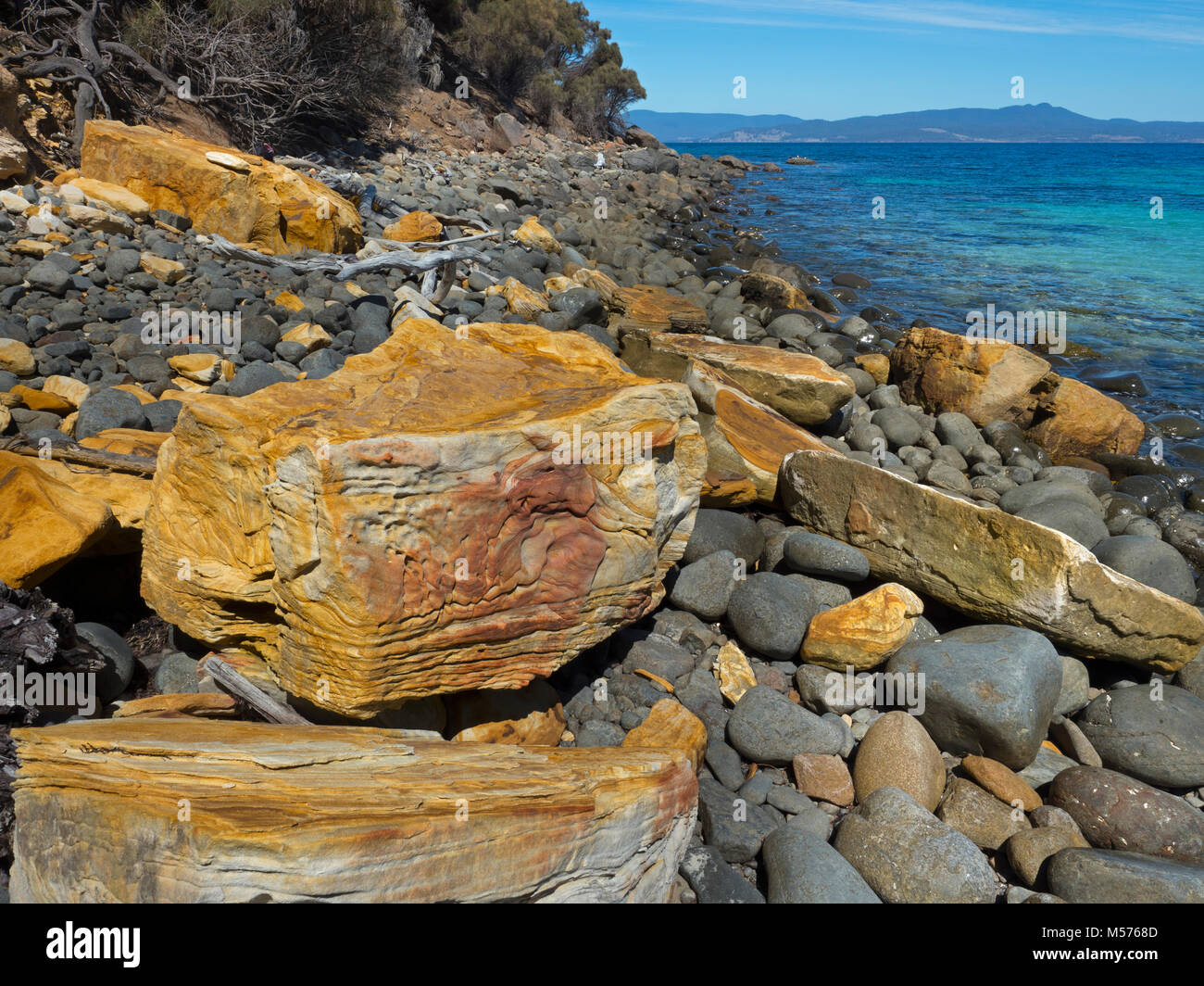 Dipinto di scogliere a Maria Island National Park costa est della Tasmania, Australia. Foto Stock