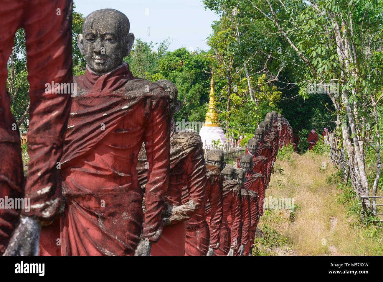 Mudon: 500 le statue a grandezza naturale di Arahant discepoli del Buddha, vicino Mawlamyine, , Stato Mon, Myanmar (Birmania) Foto Stock