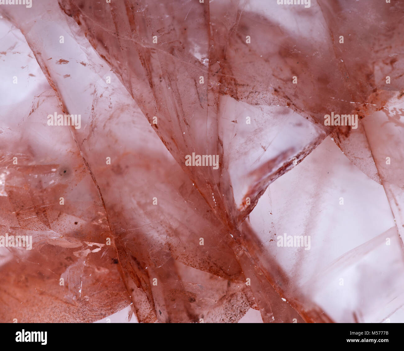 Lucido pietra di quarzo rosso con inclusioni di ematite dal Madagascar, texture di sfondo Foto Stock