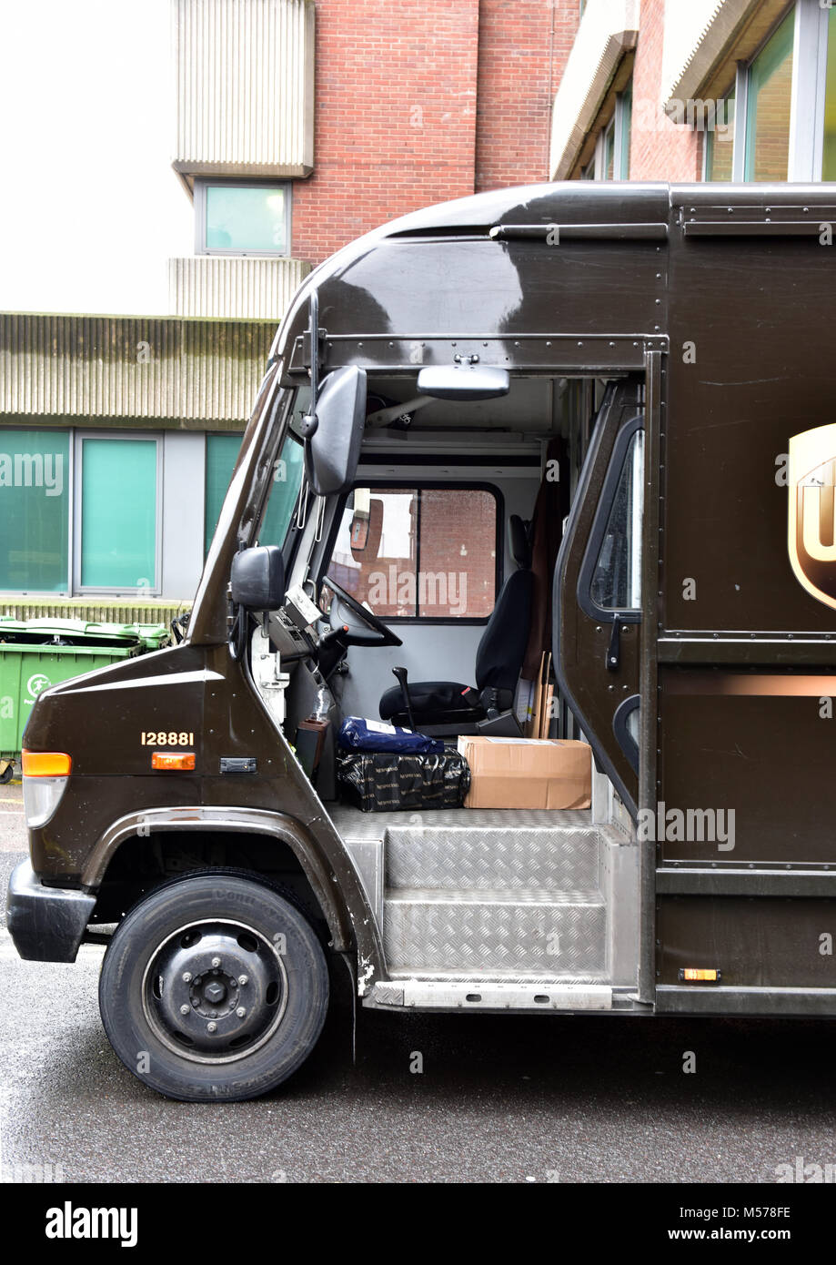 Un grande corriere UPS furgone o camion parcheggiato con la porta aperta  nel centro di Londra. Sicurezza dei pacchi in transito dalla società di  consegna per posta elettronica Foto stock - Alamy