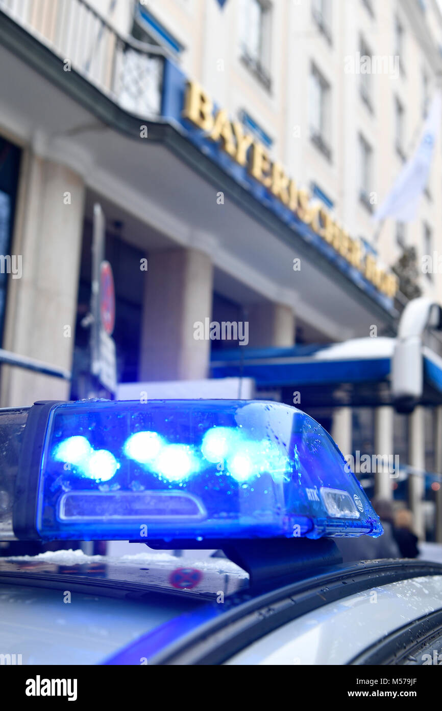 Cooperazione di polizia, auto, Blu, Flash, lampeggiante, luce, luci LED, VIP, importante proteggere, salvare, Hotel Bayerischer Hof, Monaco di Baviera, edificio, casa, entrata, anteriore Foto Stock