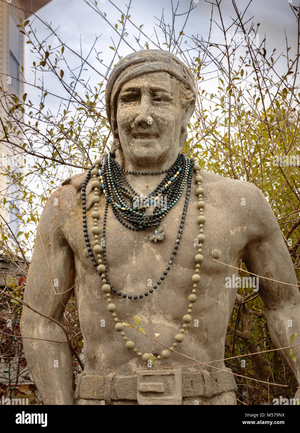 Antica pietra scolpita la statua di un pirata che indossa gioielli Foto Stock