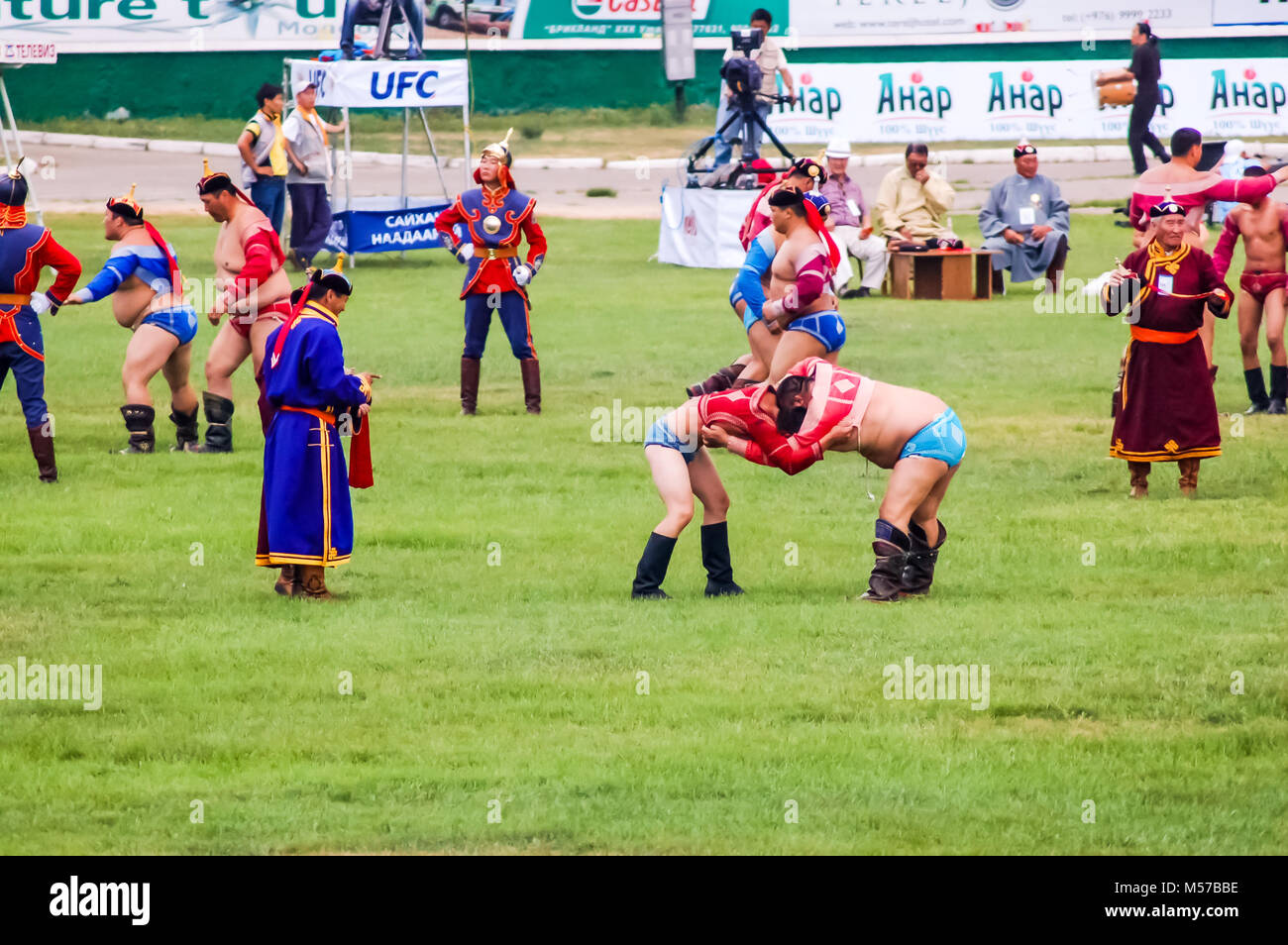 Ulaanbaatar, in Mongolia - Luglio 11, 2010: lottatori competere durante Nadaam, Mongolia il più importante festival. Radici affondano in guerriero mongolo tradizioni. Foto Stock