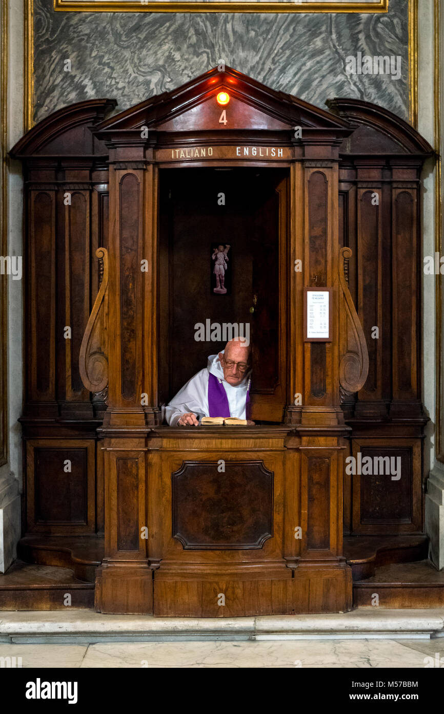 Roma, Italia: Un sacerdote attende nel confessionale il prossimo penitente Foto Stock