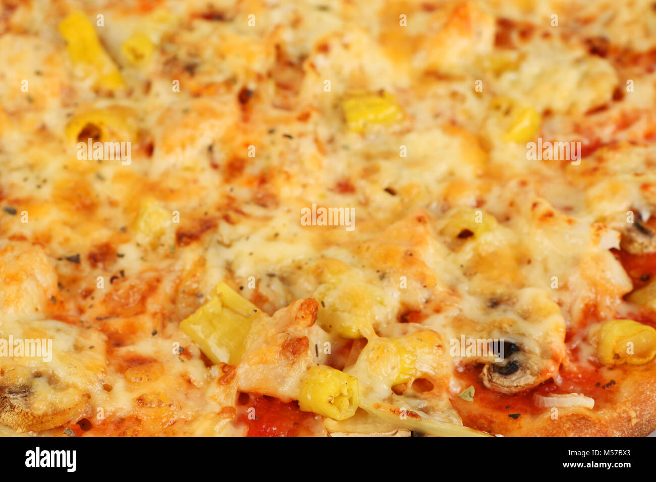 Pizza con peperoni e cipolle Foto Stock